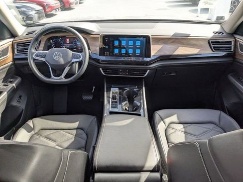 Used 2025 Volkswagen Atlas SE image 23