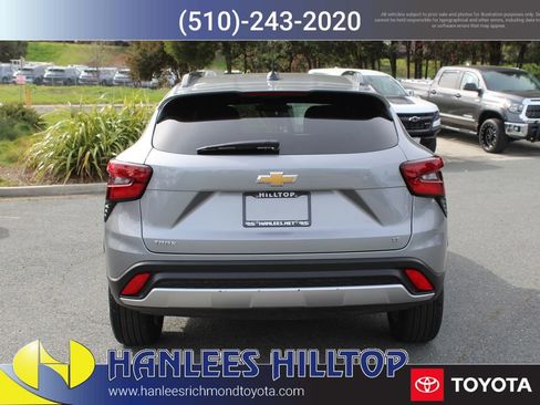 Used 2025 Chevrolet Trax LT w/ LT Convenience Package image 8