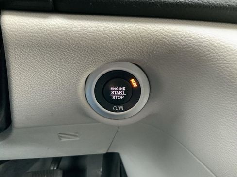 Used 2022 Chrysler Pacifica Touring-L image 32