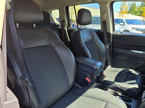 Used 2017 Jeep Compass Latitude FWD image 11