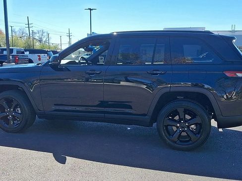 Used 2023 Jeep Grand Cherokee Altitude AWD/4WD image 8