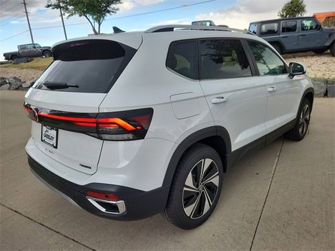 New 2025 Volkswagen Taos SE image 3