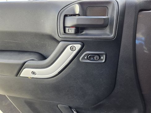 Used 2014 Jeep Wrangler Unlimited Sahara w/ Connectivity Group image 19