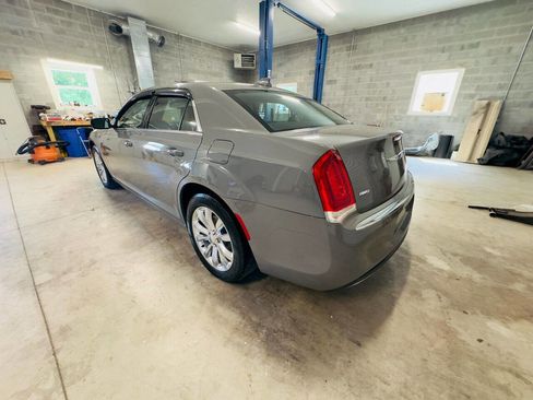 Used 2018 Chrysler 300 Touring L image 4