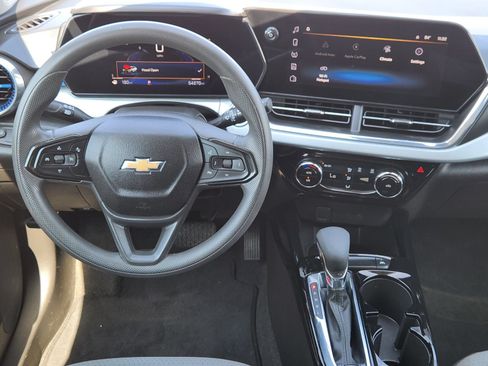 Used 2025 Chevrolet Trax LT FWD image 28