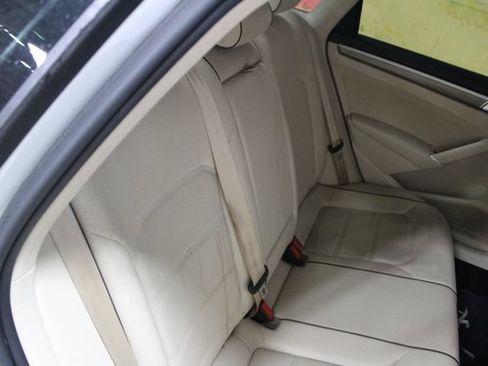 Used 2018 Volkswagen Passat 2.0T SE FWD image 9