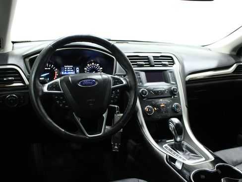 Used 2016 Ford Fusion SE w/ Equipment Group 202A FWD image 2