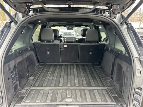 Used 2024 Land Rover Discovery Dynamic SE image 8