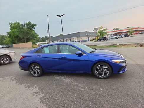Certified 2025 Hyundai Elantra Limited FWD image 5