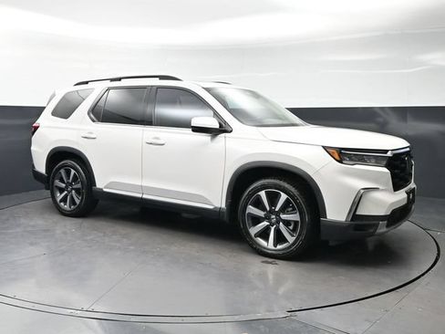 Certified 2023 Honda Pilot Touring image 3