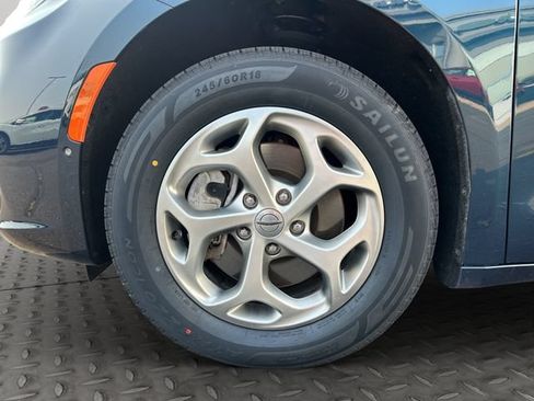 Used 2024 Chrysler Pacifica Limited AWD/4WD image 27