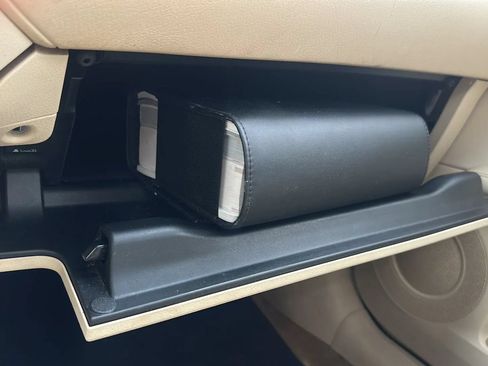 Used 2013 Lexus ES 300h w/ Luxury Pkg FWD image 30