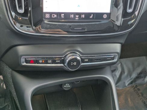 Used 2023 Volvo XC40 B5 Ultimate w/ Protection Package Premier image 23