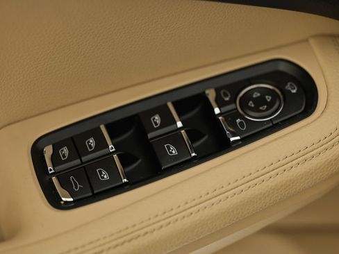 Certified 2026 Porsche Macan AWD/4WD image 22