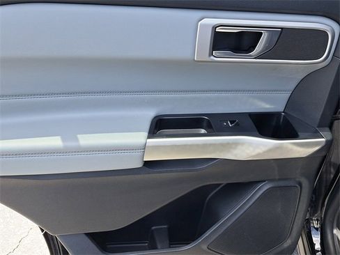 Used 2022 Ford Explorer XLT w/ Equipment Group 202A image 9