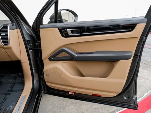 Used 2020 Porsche Cayenne image 45