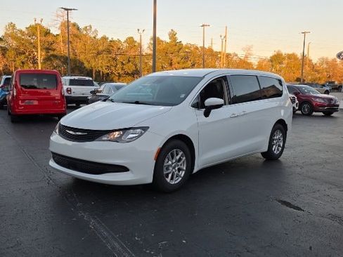Used 2023 Chrysler Voyager LX image 10