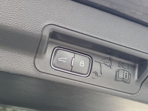 Used 2023 Ford Explorer XLT AWD/4WD image 12