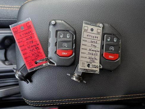 Used 2025 Jeep Wrangler Sahara AWD/4WD image 35