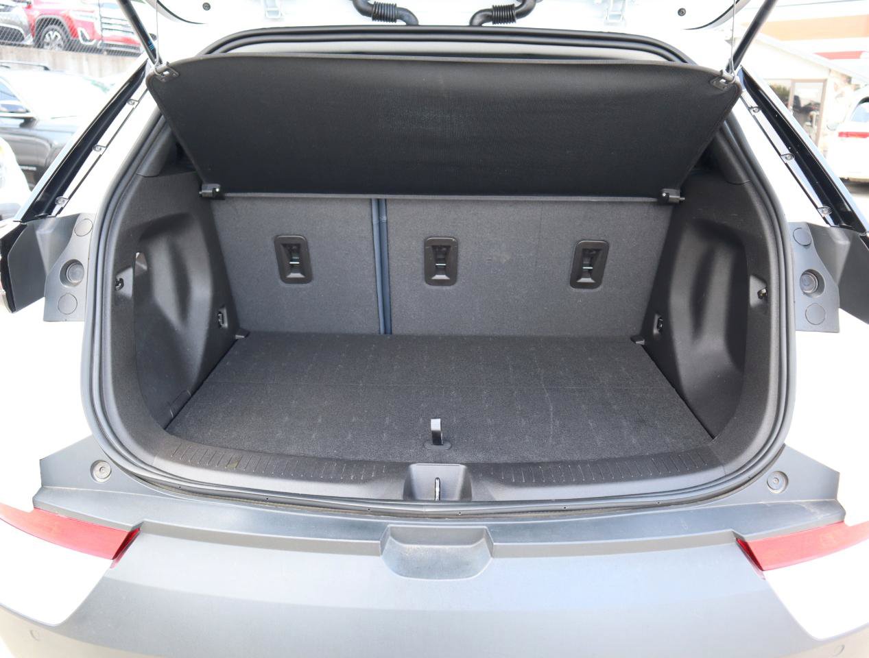 Used 2022 Chevrolet Bolt EUV Premier w/ Launch Edition FWD image 5