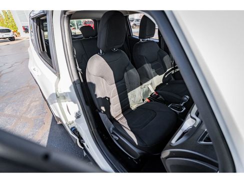 Used 2018 Jeep Renegade Latitude w/ Popular Equipment Group image 20