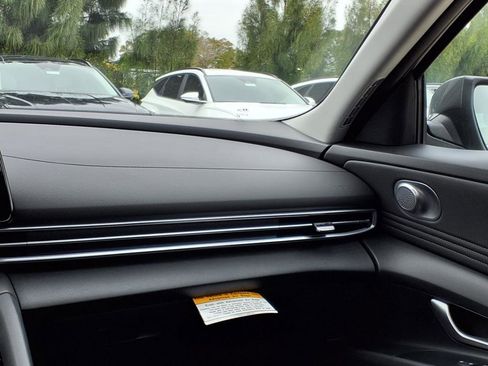New 2025 Hyundai Elantra SEL image 17