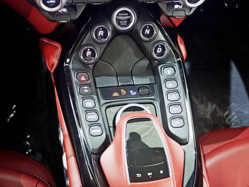 Used 2019 Aston Martin V8 Vantage Coupe RWD image 24