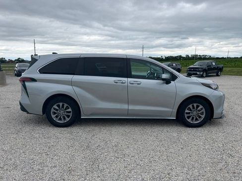 Used 2022 Toyota Sienna LE AWD/4WD image 2
