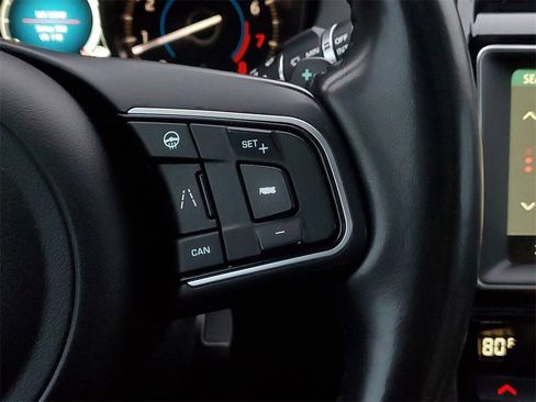 Used 2020 Jaguar F-PACE Premium image 18