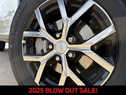 New 2025 Jeep Grand Cherokee Limited RWD image 10