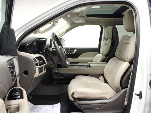 Used 2022 Lincoln Navigator Reserve image 12