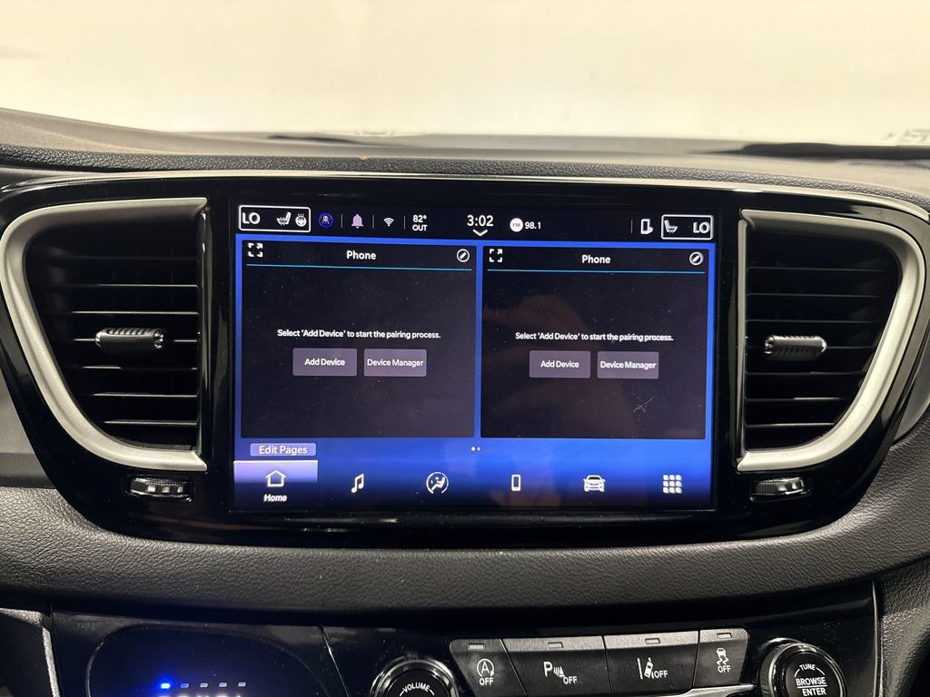 Used 2025 Chrysler Pacifica Select FWD image 3