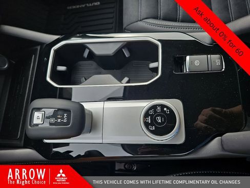 New 2025 Mitsubishi Outlander SE image 28