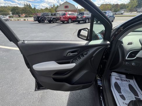 Used 2020 Chevrolet Trax LT w/ LT Convenience Package image 7