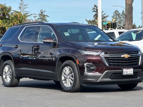 Used 2023 Chevrolet Traverse LT image 2