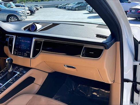 Used 2018 Porsche Macan AWD/4WD image 18