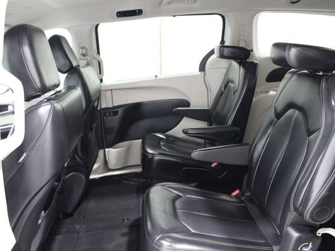 Used 2024 Chrysler Pacifica Touring-L FWD image 19
