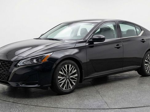 Used 2025 Nissan Altima 2.5 SV image 3