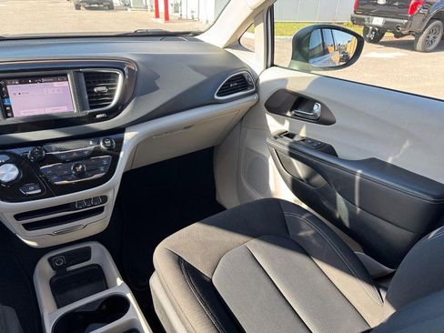 Used 2023 Chrysler Voyager LX image 15