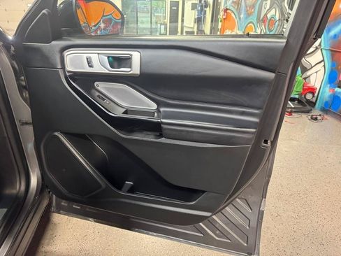 Used 2023 Ford Explorer Platinum w/ Technology Package AWD/4WD image 18