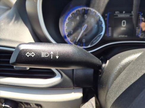 Used 2022 Chrysler Voyager LX FWD image 16