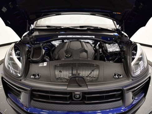 Certified 2025 Porsche Macan image 15