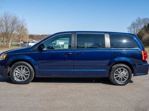 Used 2016 Dodge Grand Caravan SE FWD image 2