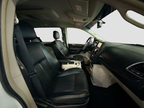 Used 2016 Chrysler Town & Country Touring w/ Driver Convenience Group image 30