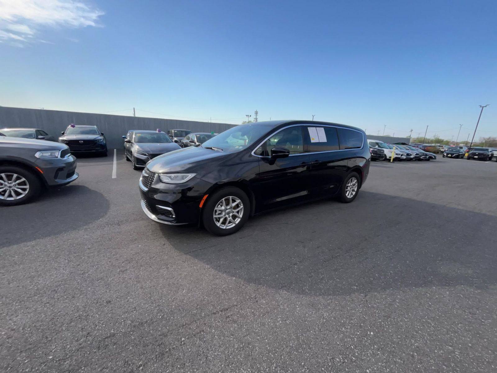 Used 2025 Chrysler Pacifica Select FWD image 7