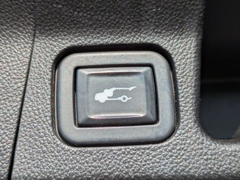 Used 2022 GMC Acadia SLE w/ Driver Convenience Package FWD image 14