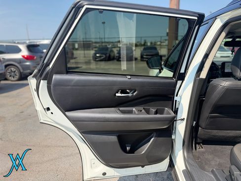 Used 2022 Nissan Pathfinder SL w/ SL Black Package AWD/4WD image 15