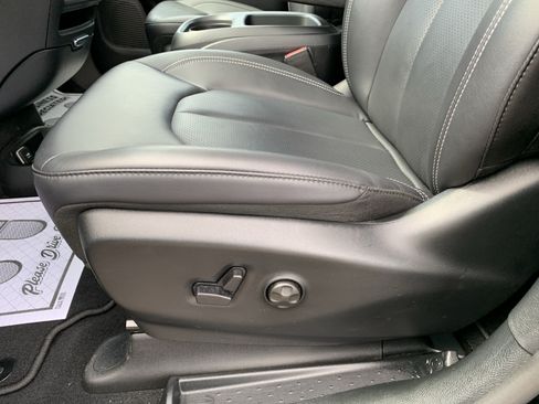 Used 2025 Chrysler Pacifica Select FWD image 14