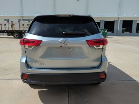 Used 2019 Toyota Highlander LE FWD image 6