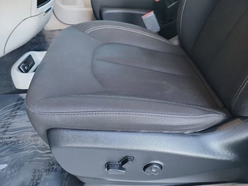 Used 2024 Chrysler Voyager LX image 21